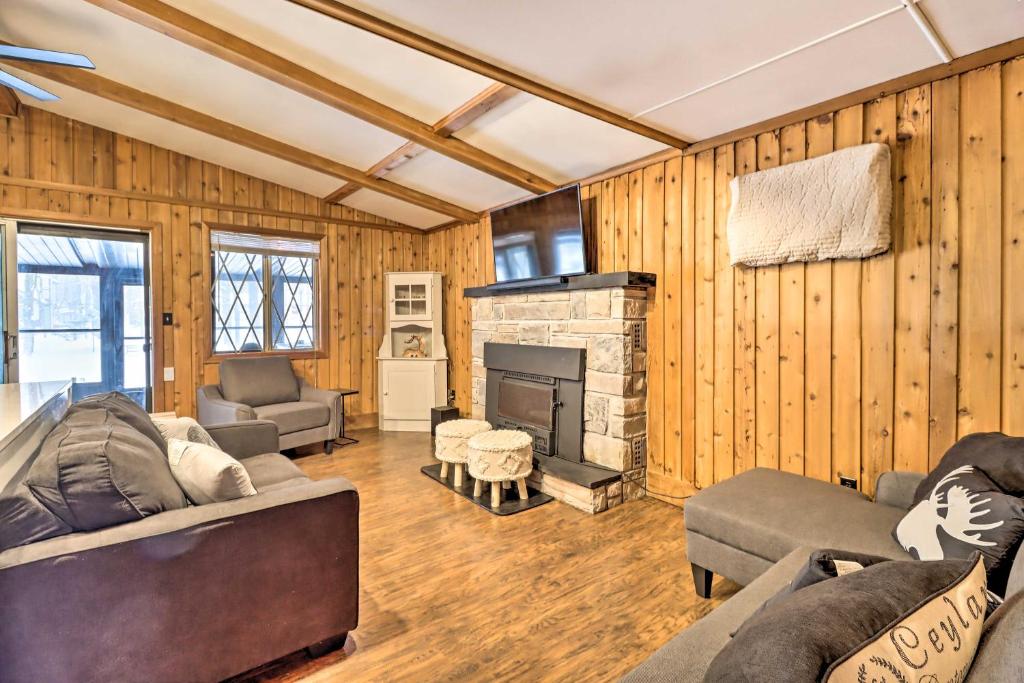Cozy Pocono Lake Cabin with Screened Patio and Bar photo 4