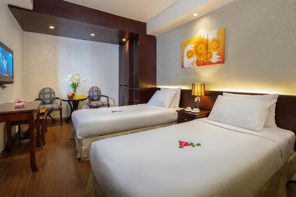 Трехместный (Улучшенный трехместный номер), Dragon Pearl Hotel