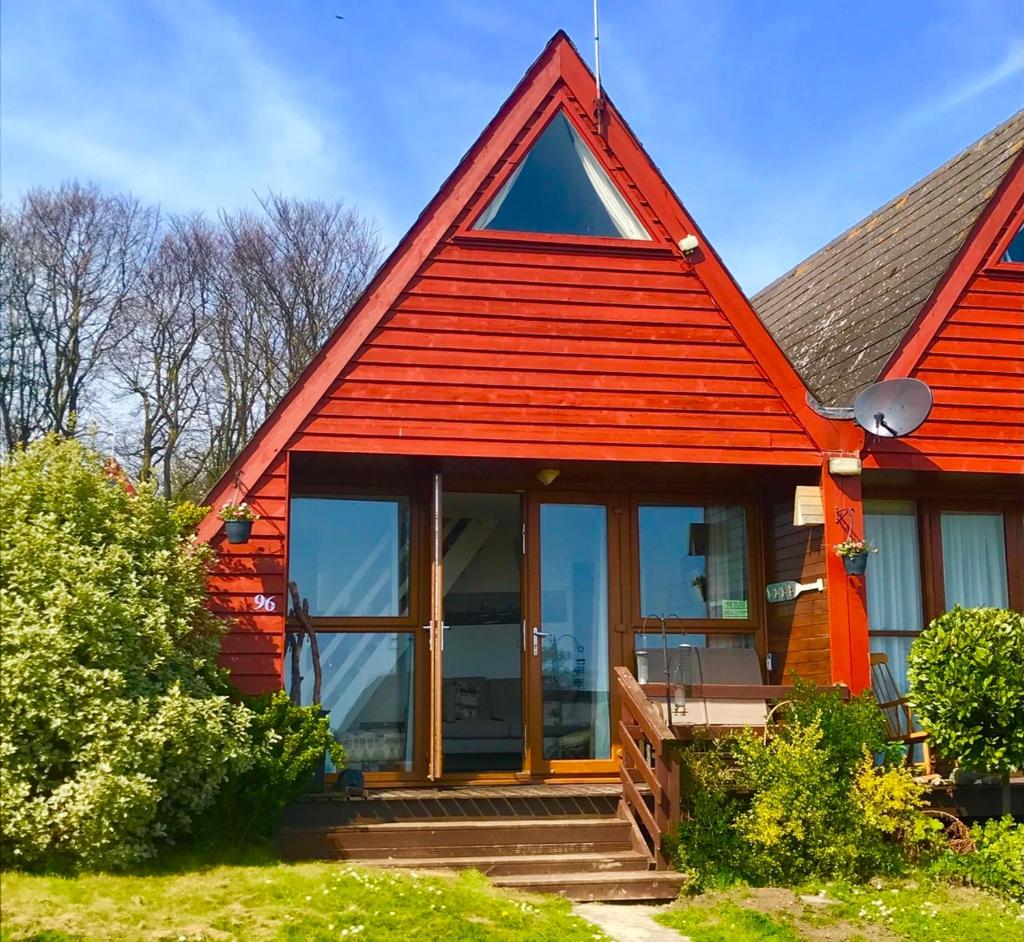 Clifftop Chalet With Pool, Kent