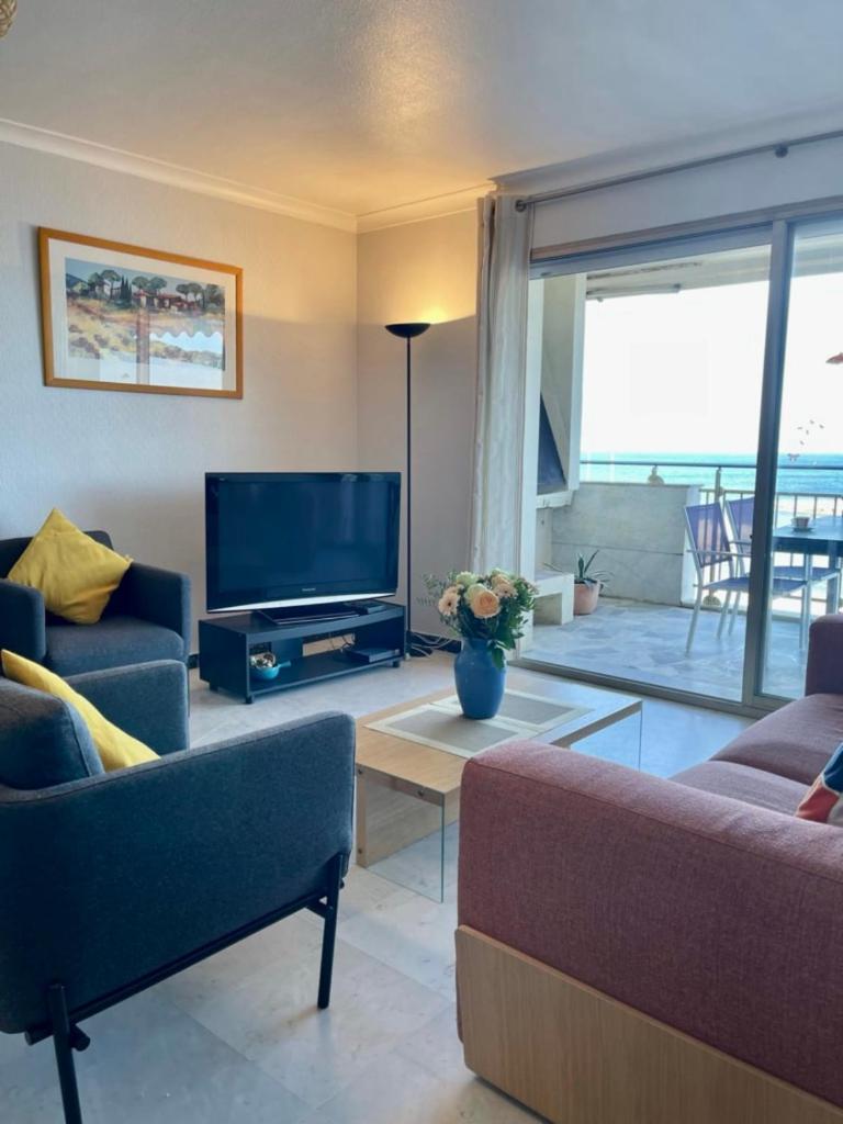Seafront one bedroom apartment with a terrasse swimming pool and a parking photo 4