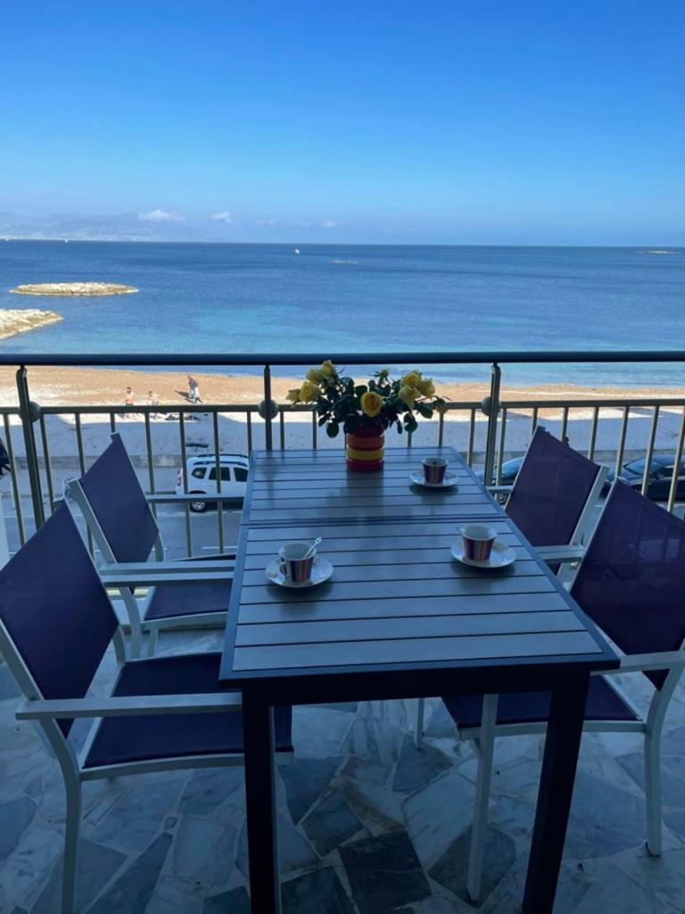 Seafront one bedroom apartment with a terrasse swimming pool and a parking photo 2