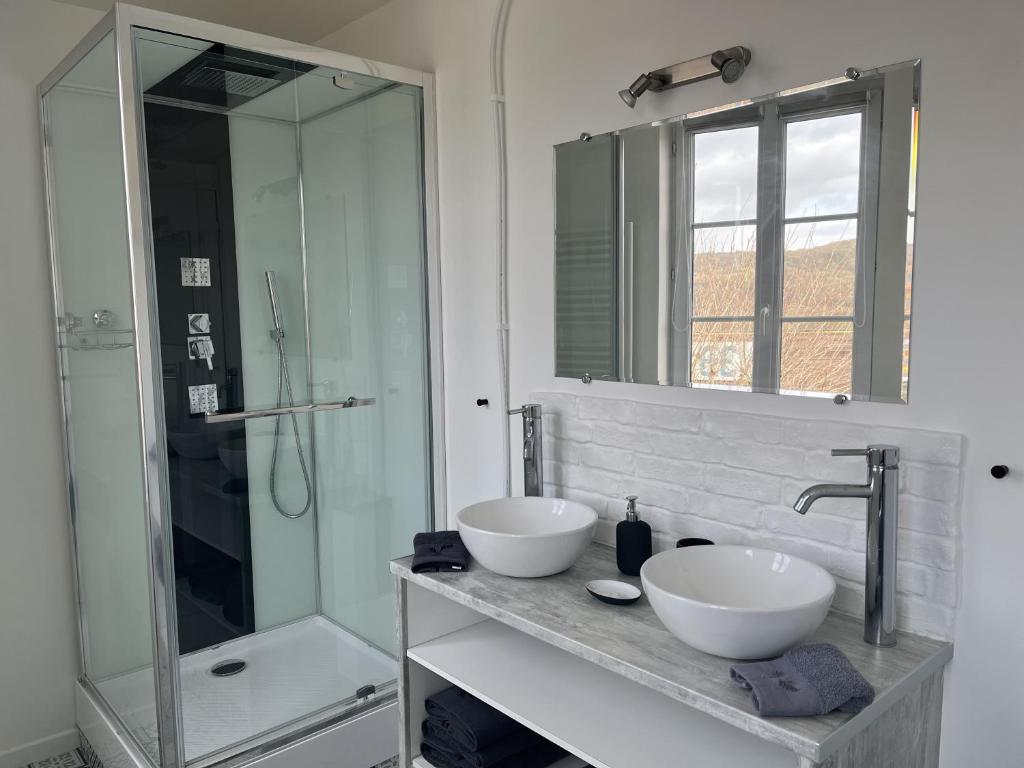 Triplex Carnot - Proche Docks 76, Kindarena et centre ville de ROUEN - Stationnement gratuit - NETFLIX - WIFI photo 1