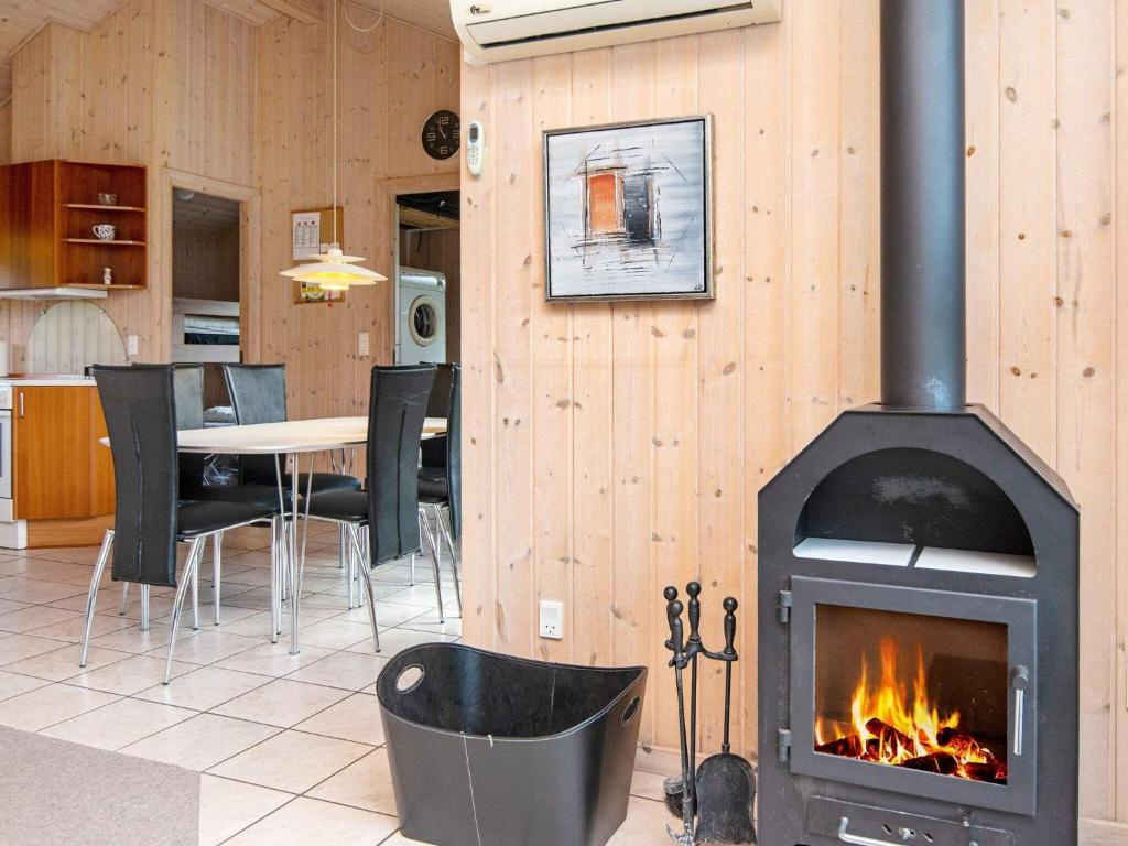 Three-Bedroom Holiday home in Oksbøl 13 photo 2