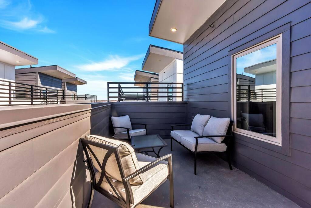 Private Rooftop Patio + 4 Story Home in Downtown FW photo 4
