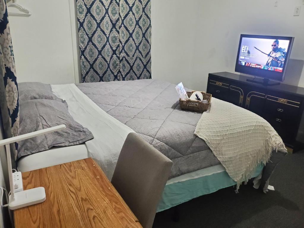 Private Room Near to Downtown Churchill Downs UofL Airport &Kentucky Expo Center image
