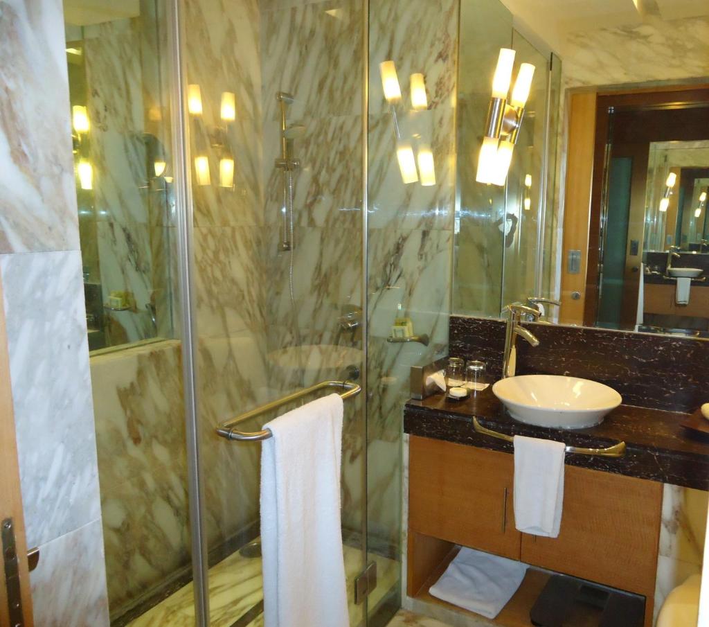 Двухместный (Deluxe Double Room with Balcony - 25% discount on food and soft beverage), Radisson Blu Marina Hotel Connaught Place