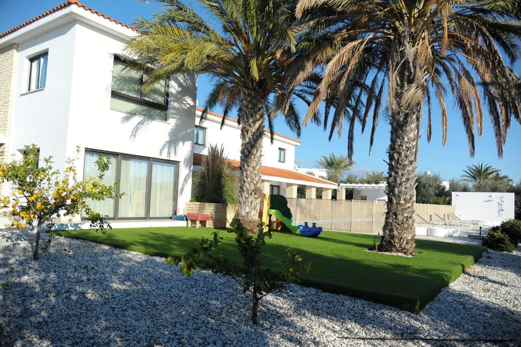 Luxury 6 bedroom villa with privet pool in Paphos photo 2