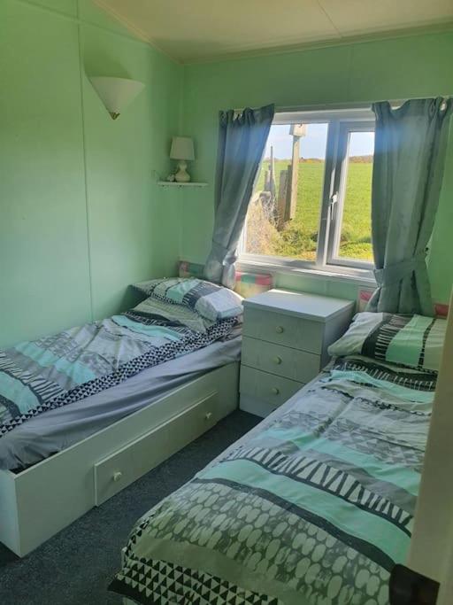 On farm Chalet, sleeps 6, Rhoshirwaun photo 3