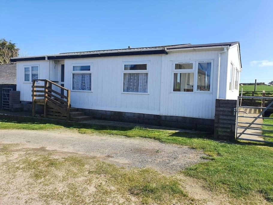 On farm Chalet, sleeps 6, Rhoshirwaun photo 1