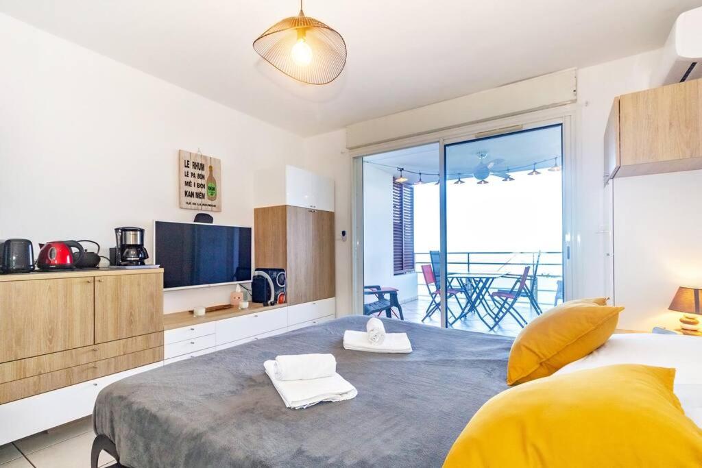 Océanides - studio rénové avec magnifique vue mer - Saint-Gilles-Les-Bains photo 3