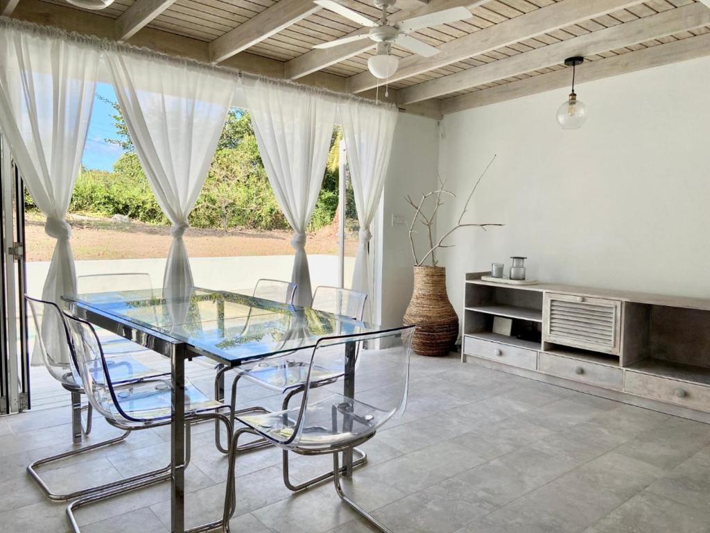 Modern 3Bed House in the heart of Swetes village photo 2