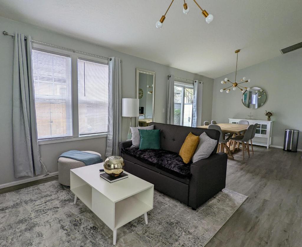 Contemporary 2-Bedroom Close to Downtown, Dining image