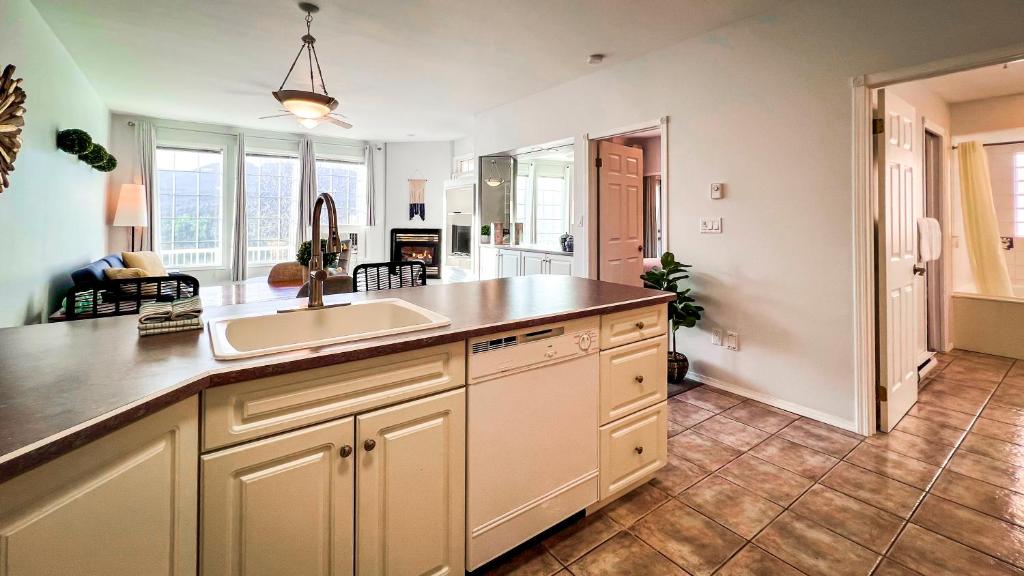 Mountain View Suites by FantasticStay photo 3