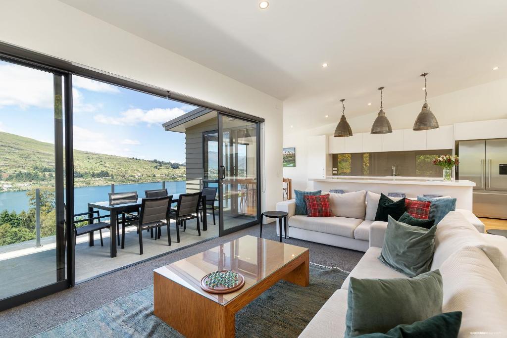 Okataina - Means Place of Laughter, Luxury Retreat photo 1