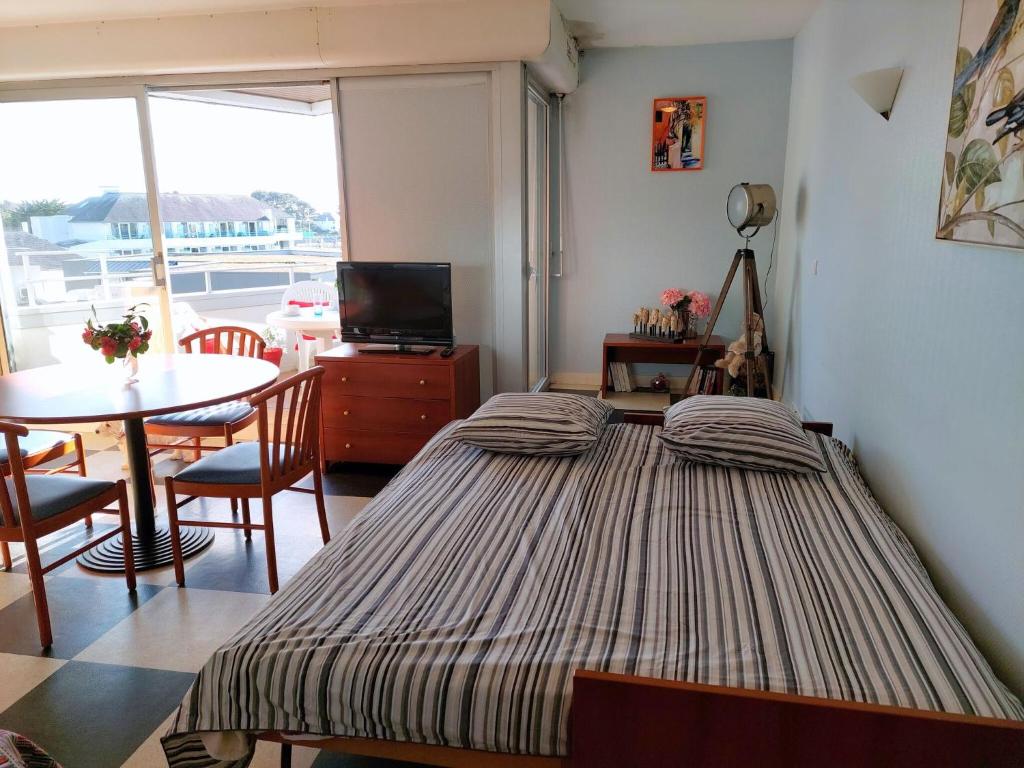 Studio with partial sea views in the popular seaside resort of Benodet photo 4