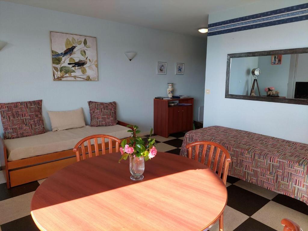 Studio with partial sea views in the popular seaside resort of Benodet photo 2