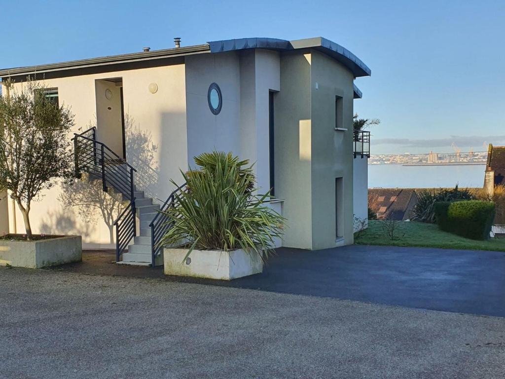 Villa with high terrace and panoramic sea views photo 3