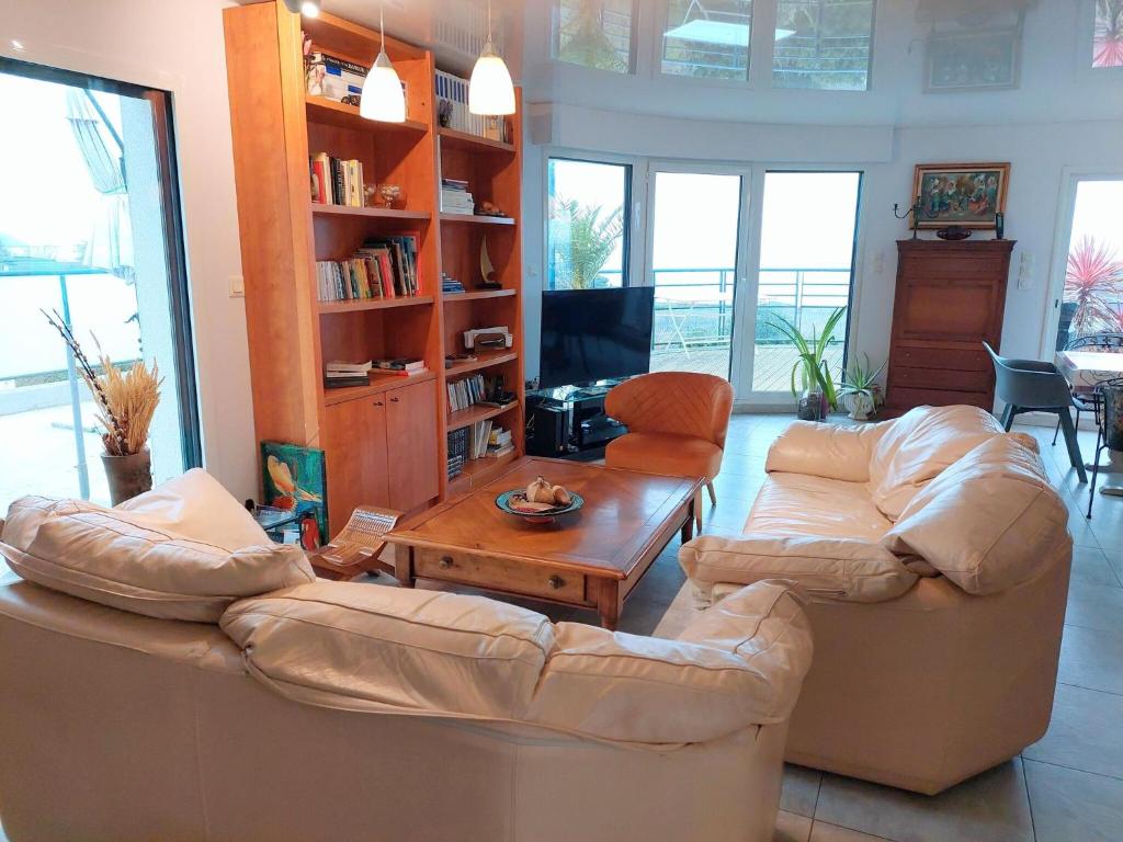 Villa with high terrace and panoramic sea views photo 4