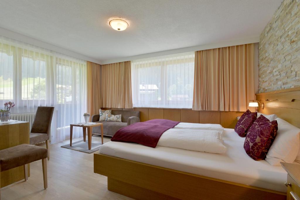 Двухместный (Улучшенный двухместный номер с 1 кроватью), Hotel Maximilian
