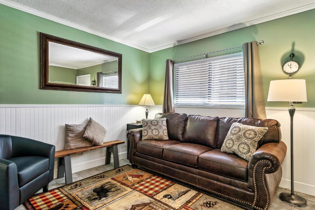 Lovely condo w/ indoor pool *only steps to parkway photo 2