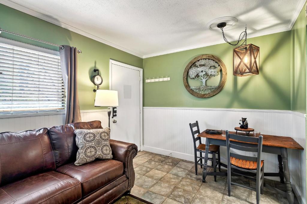Lovely condo w/ indoor pool *only steps to parkway photo 4