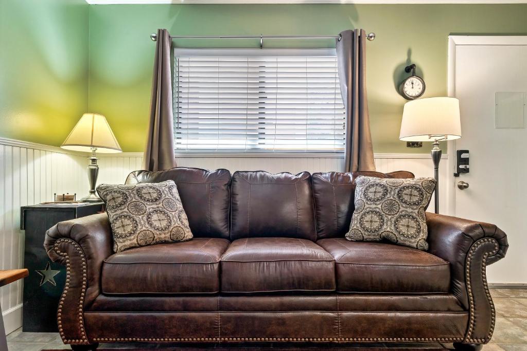 Lovely condo w/ indoor pool *only steps to parkway photo 3