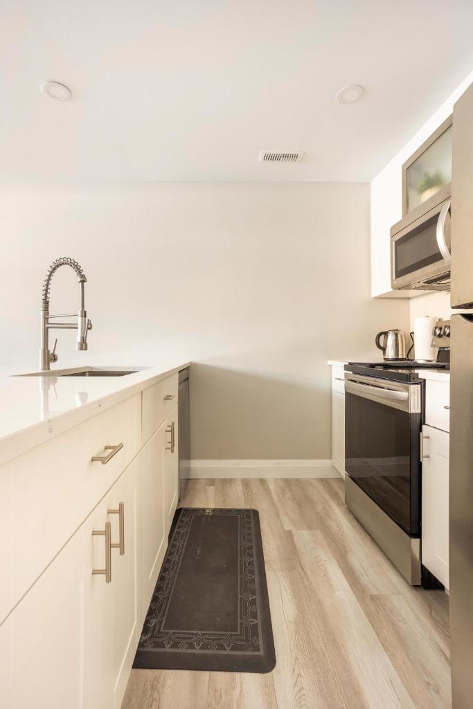 ENTIRE 2 BEDROOM APARTMENT DOWNTOWN - u1 photo 2