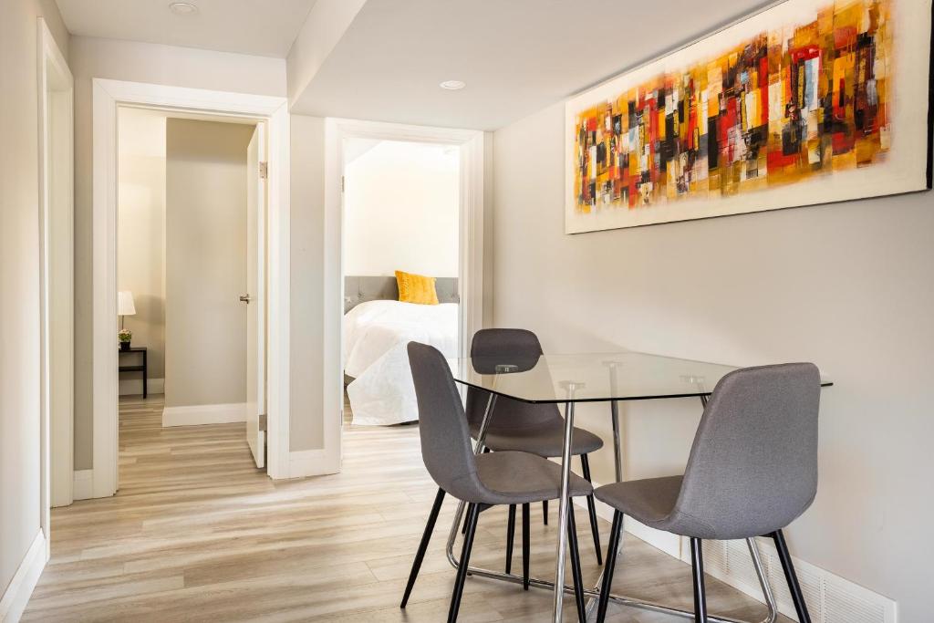 ENTIRE 2 BEDROOM APARTMENT DOWNTOWN - u1 photo 3