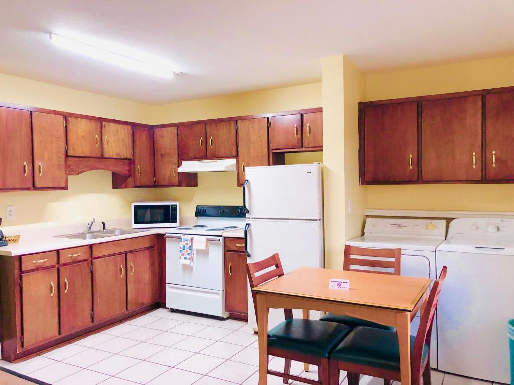 Classic Suites - Cleveland photo 4