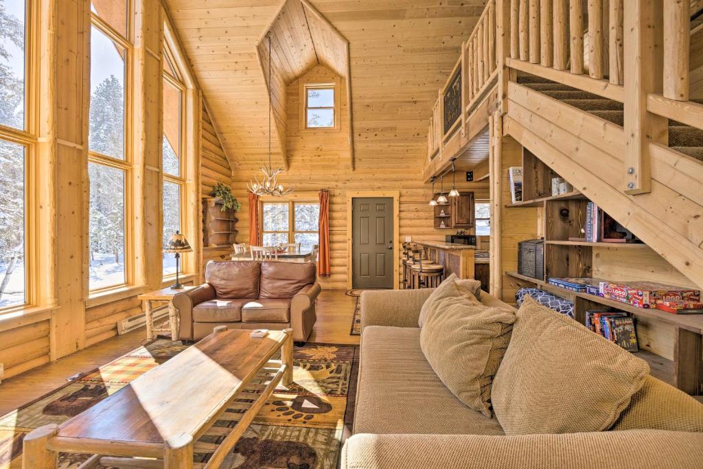 Sunny Forest Cabin with Views of Pikes Peak Mtn! photo 3