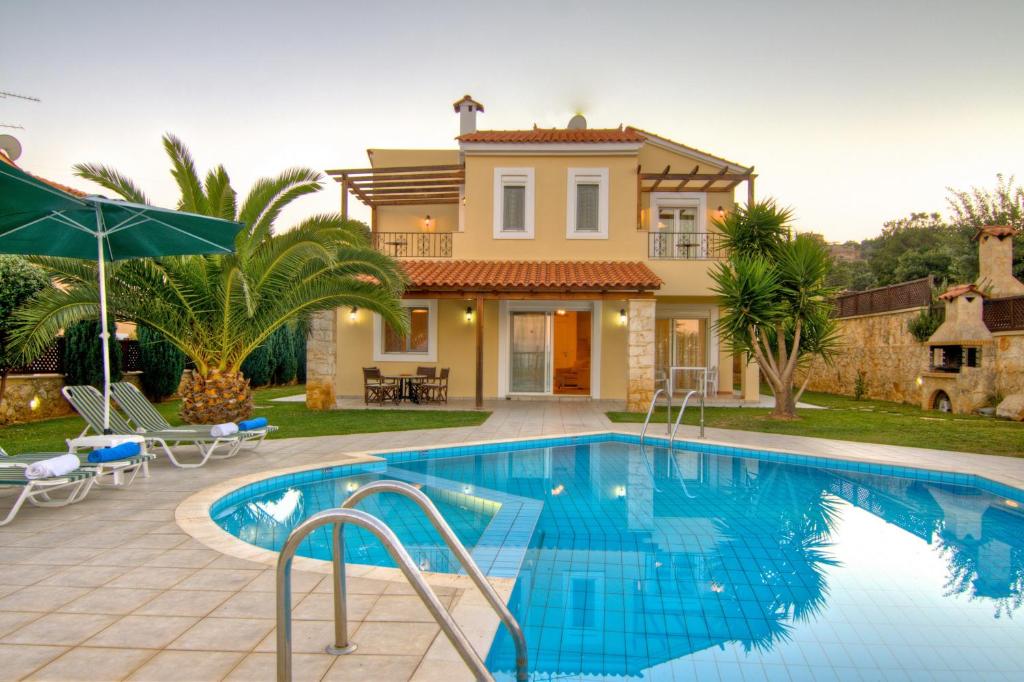Private-Family Gerani Elessa villa with a garden & swimming pool