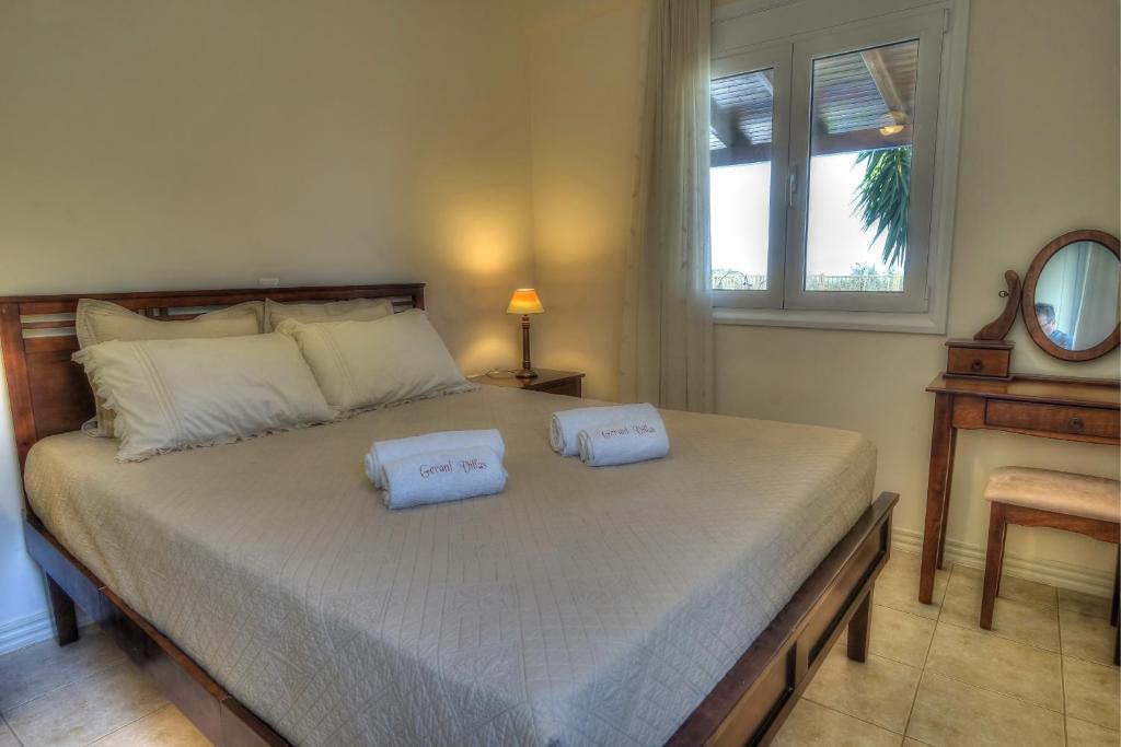 Private-Family Gerani Elessa villa with a garden & swimming pool photo 4