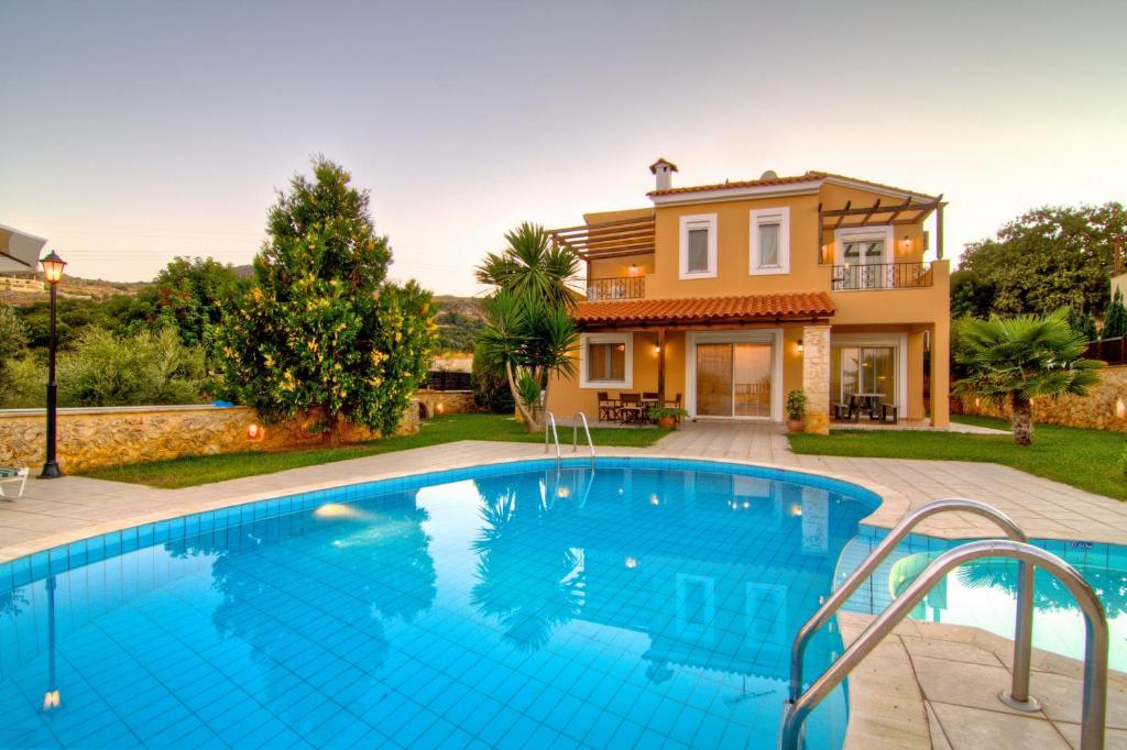 Private-Family Gerani Elessa villa with a garden & swimming pool photo 2