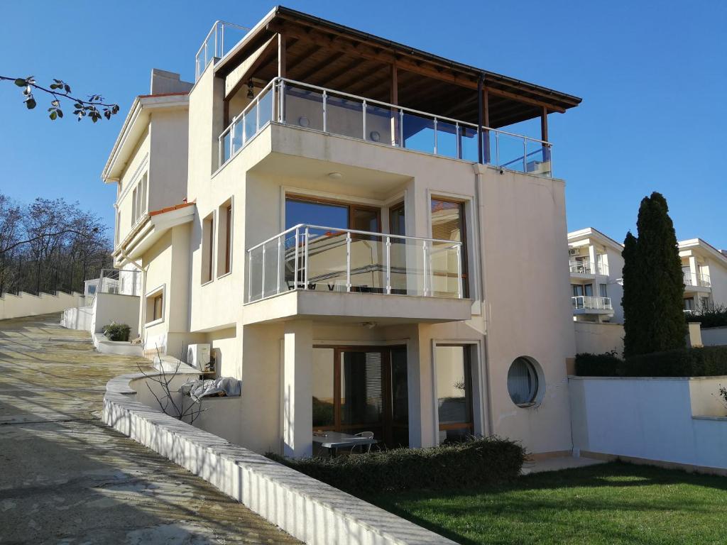 Wonderful family villa with sea view photo 1