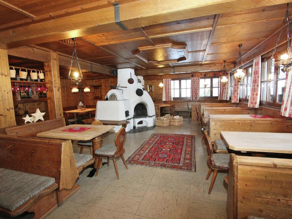 Quaint Chalet in Mayrhofen near Ski Lift photo 2