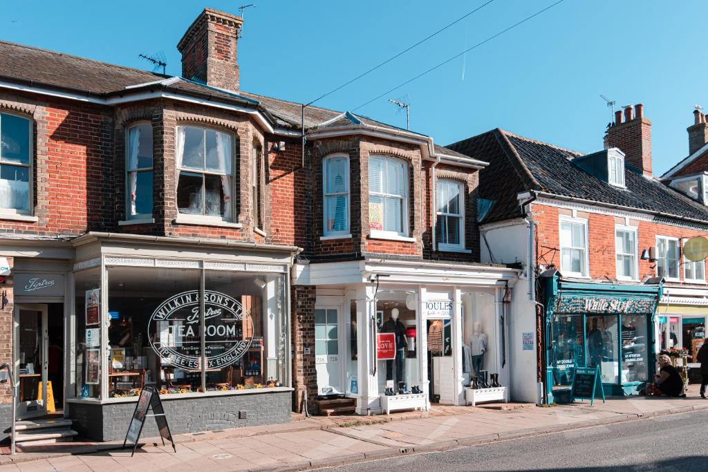 72a High Street - Tap to explore photos