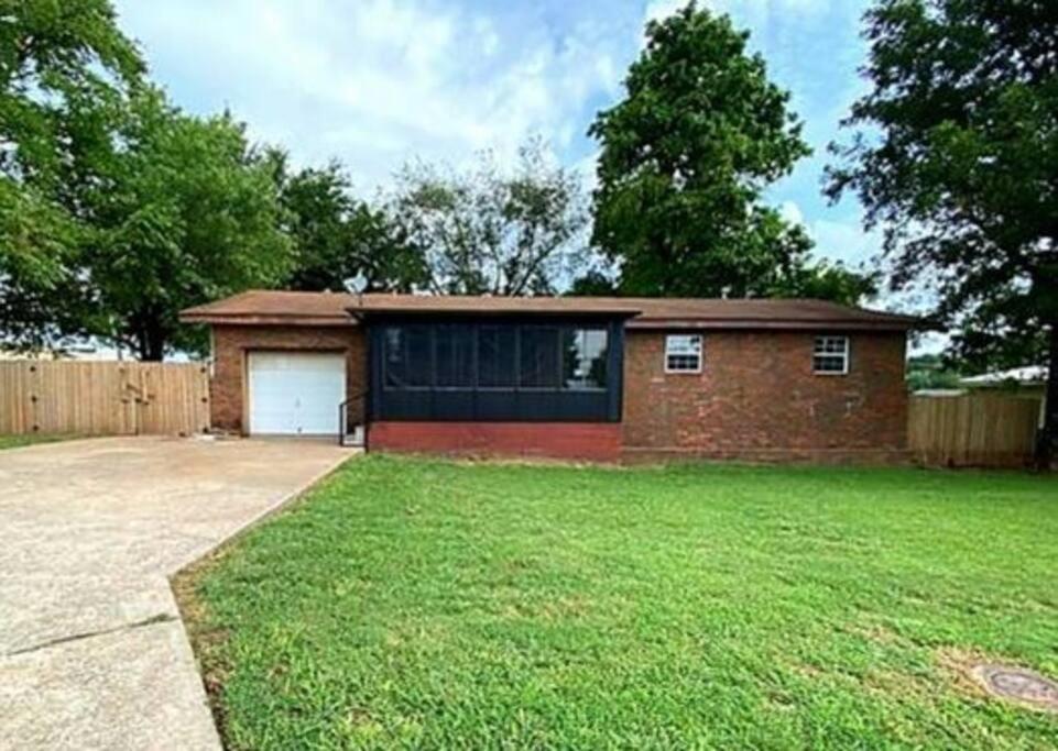 The Greenhouse - 3bed 2bath home in Tahlequah, OK photo 3