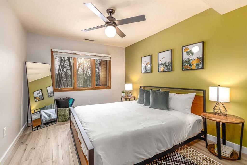 Peaceful 2-bedroom townhome retreat w/wooded view photo 3