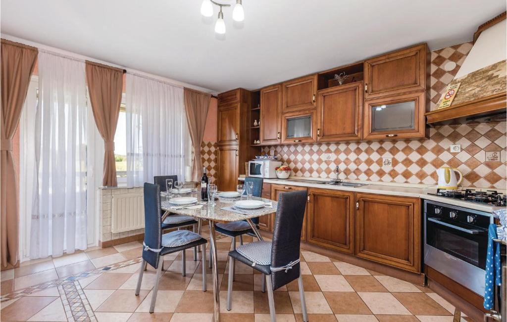 Stunning Home In Ozalj With 5 Bedrooms, Wifi And Outdoor Swimming Pool photo 1