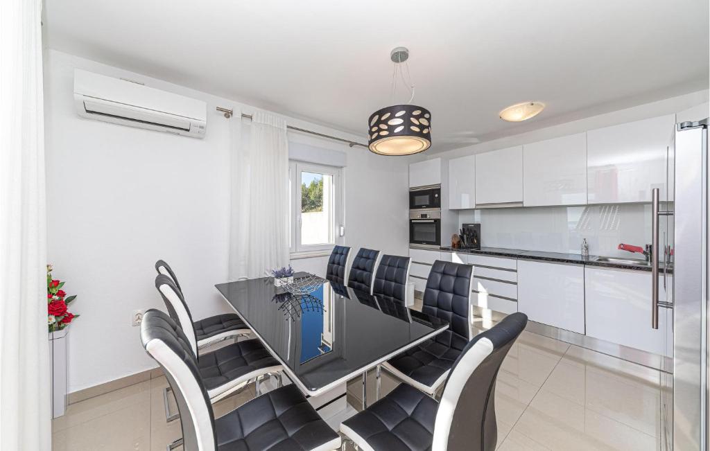 Amazing Home In Seget Vranjica With 4 Bedrooms, Jacuzzi And Wifi photo 1