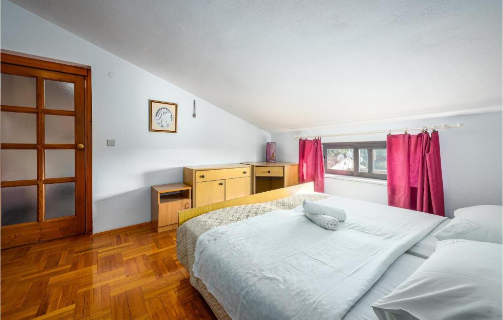 Awesome Apartment In Vrsar With 4 Bedrooms photo 2