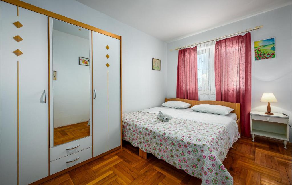 Awesome Apartment In Vrsar With 4 Bedrooms photo 3
