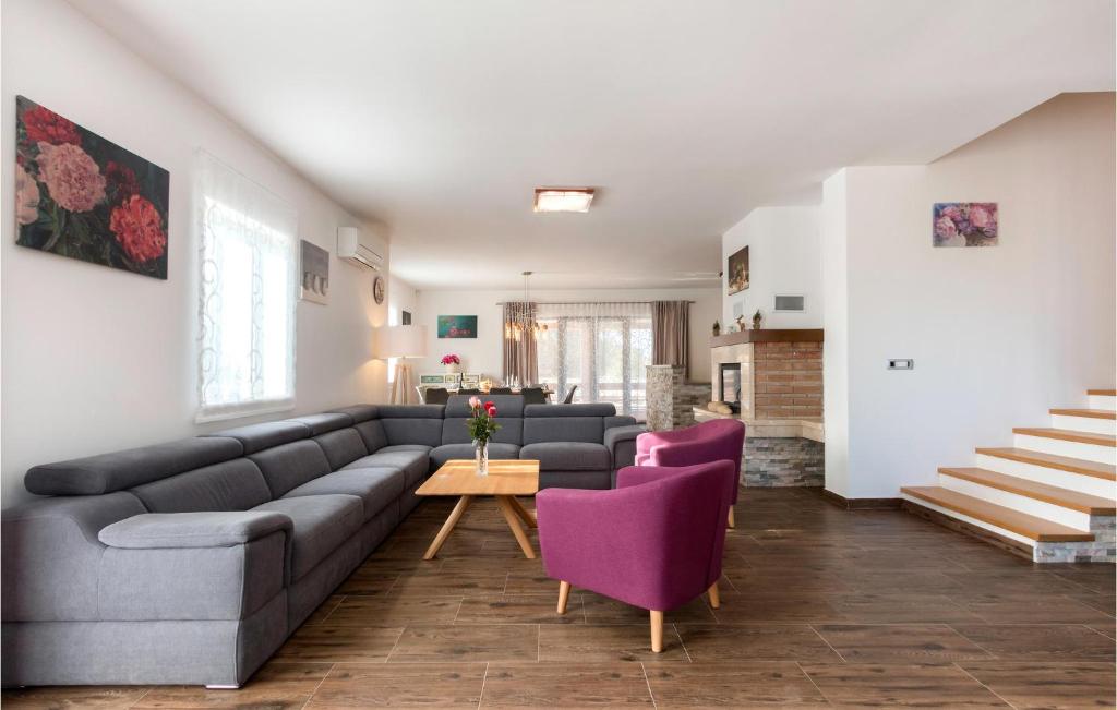 Stunning Home In Krmed With 5 Bedrooms, Wifi And Outdoor Swimming Pool photo 1