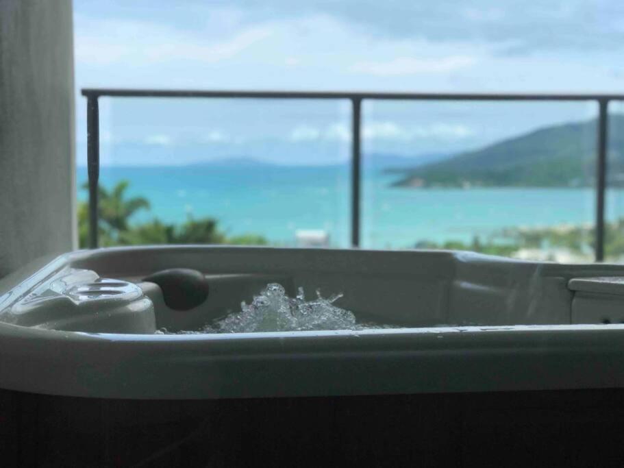 Three A Airlie Seaviews, Pool, Private Spa photo 2