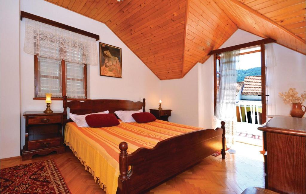 Nice Apartment In Stari Grad With 3 Bedrooms And Wifi photo 2