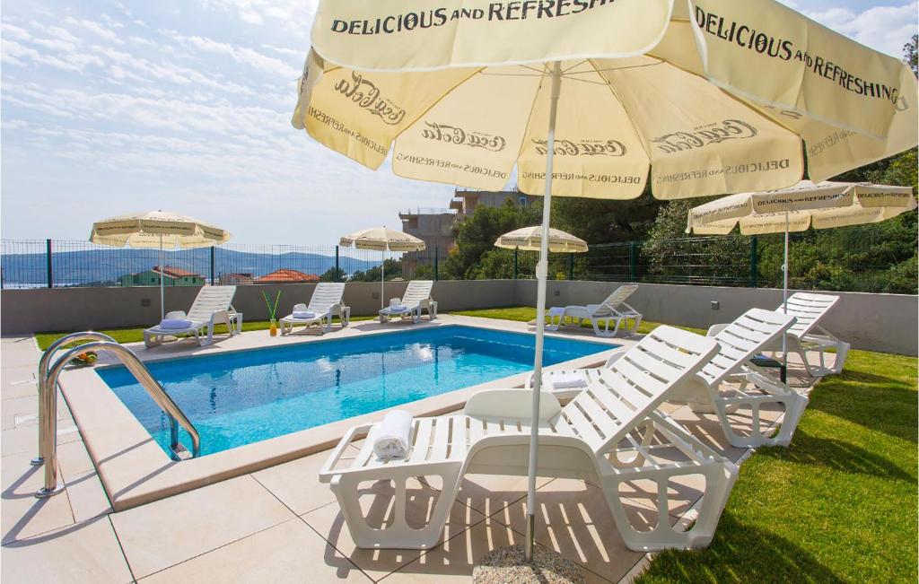 Awesome Home In Seget Donji With 4 Bedrooms, Jacuzzi And Outdoor Swimming Pool photo 2
