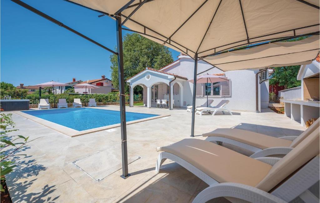 Awesome Home In Vabriga With 4 Bedrooms, Jacuzzi And Outdoor Swimming Pool photo 2