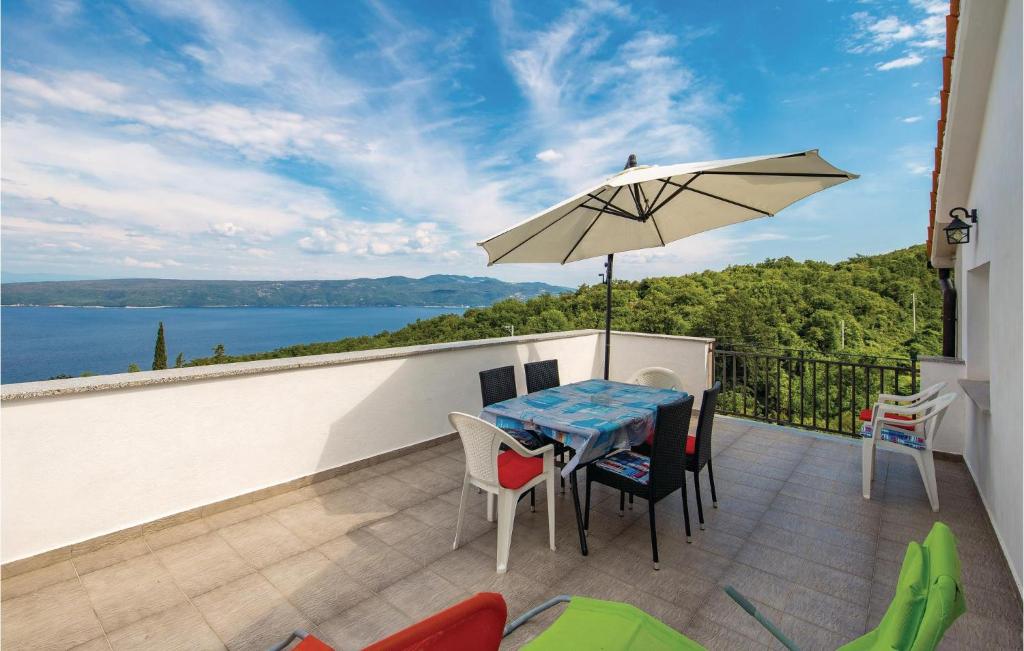 Nice Apartment In Brsec With 3 Bedrooms And Wifi photo 1