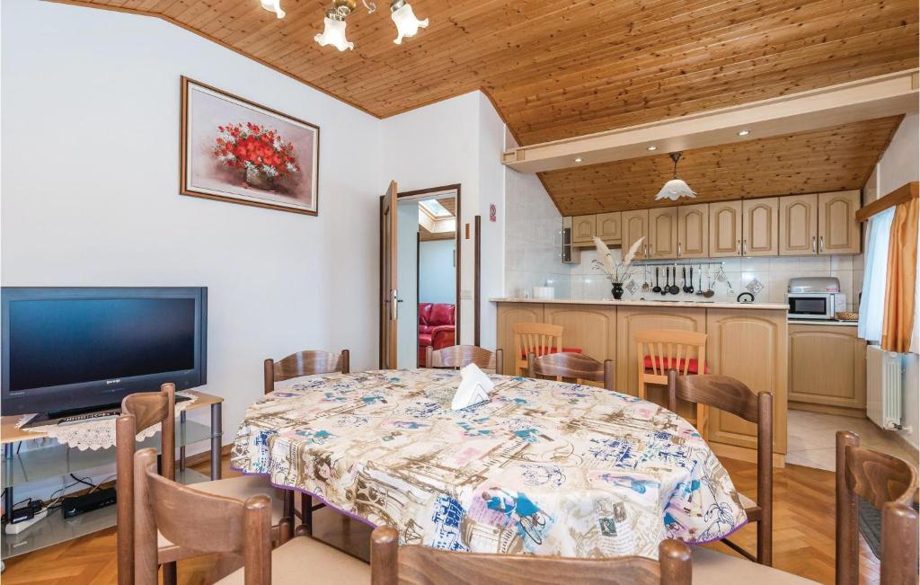 Nice Apartment In Brsec With 3 Bedrooms And Wifi photo 3