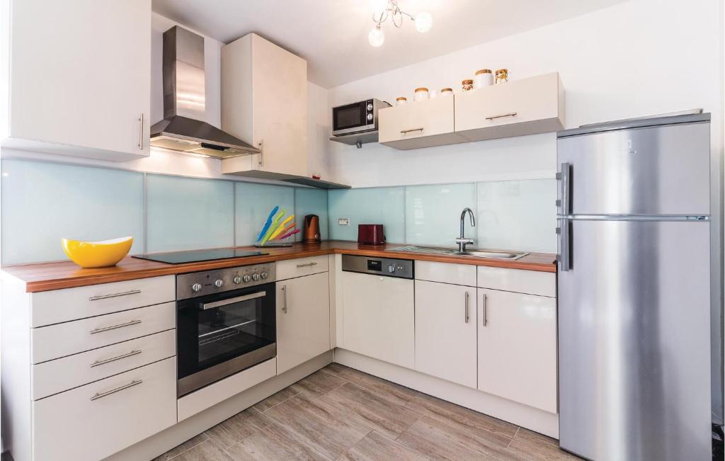 Amazing Home In Pomer With 3 Bedrooms And Wifi photo 3